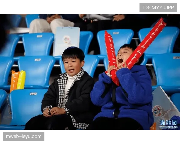 孙兴慜温情互动获球迷力挺，赛场表现亮眼引热议